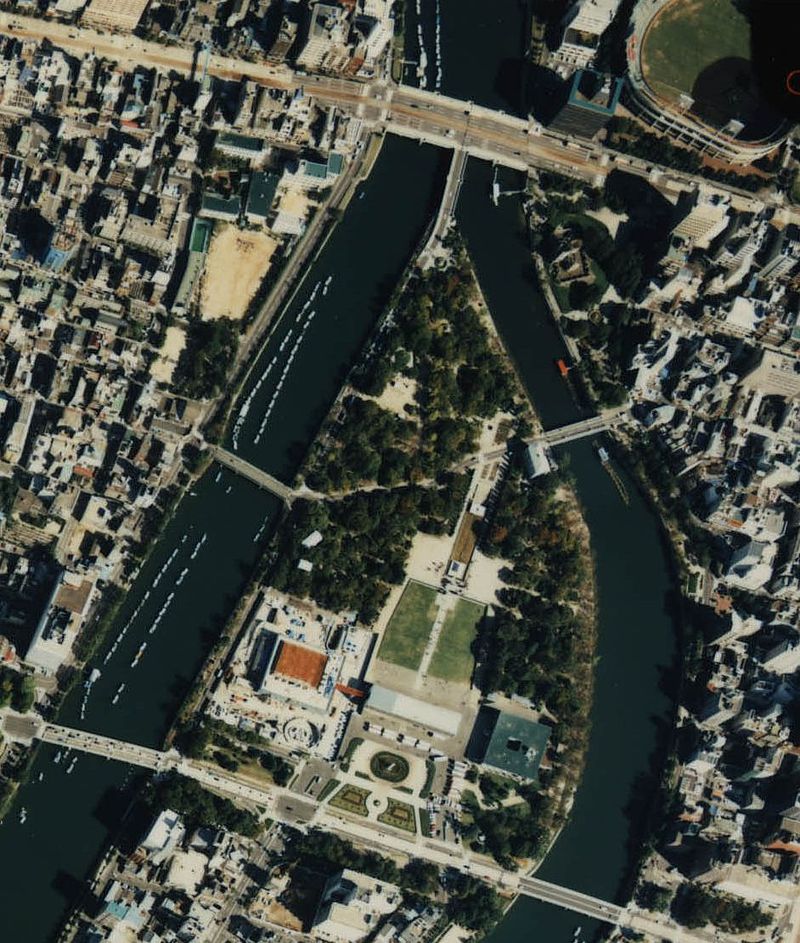 Hiroshima_Peace_Memorial_Park_1988
