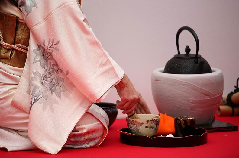 https://upload.wikimedia.org/wikipedia/commons/thumb/c/c5/Outdoor_Tea_Ceremony.jpg/1280px-Outdoor_Tea_Ceremony.jpg